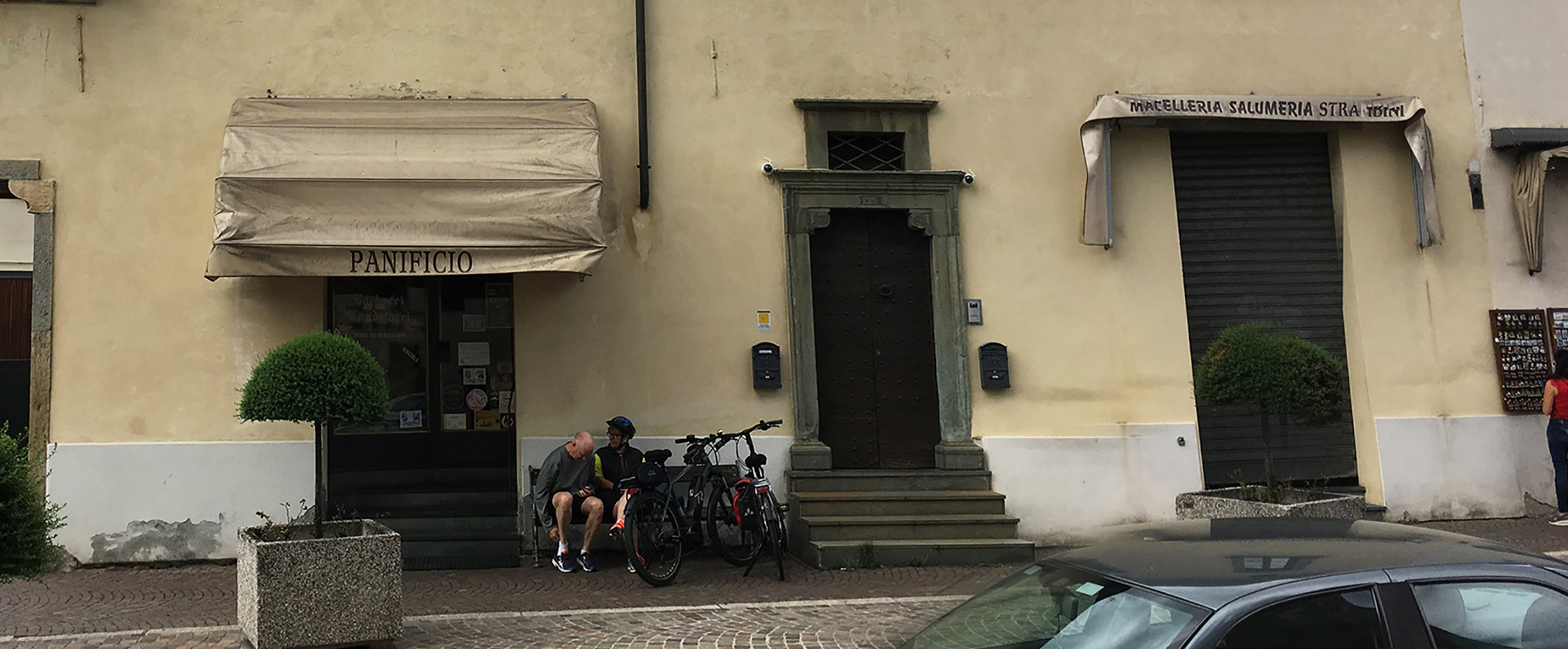 Botteghe in Piazza della Basilica