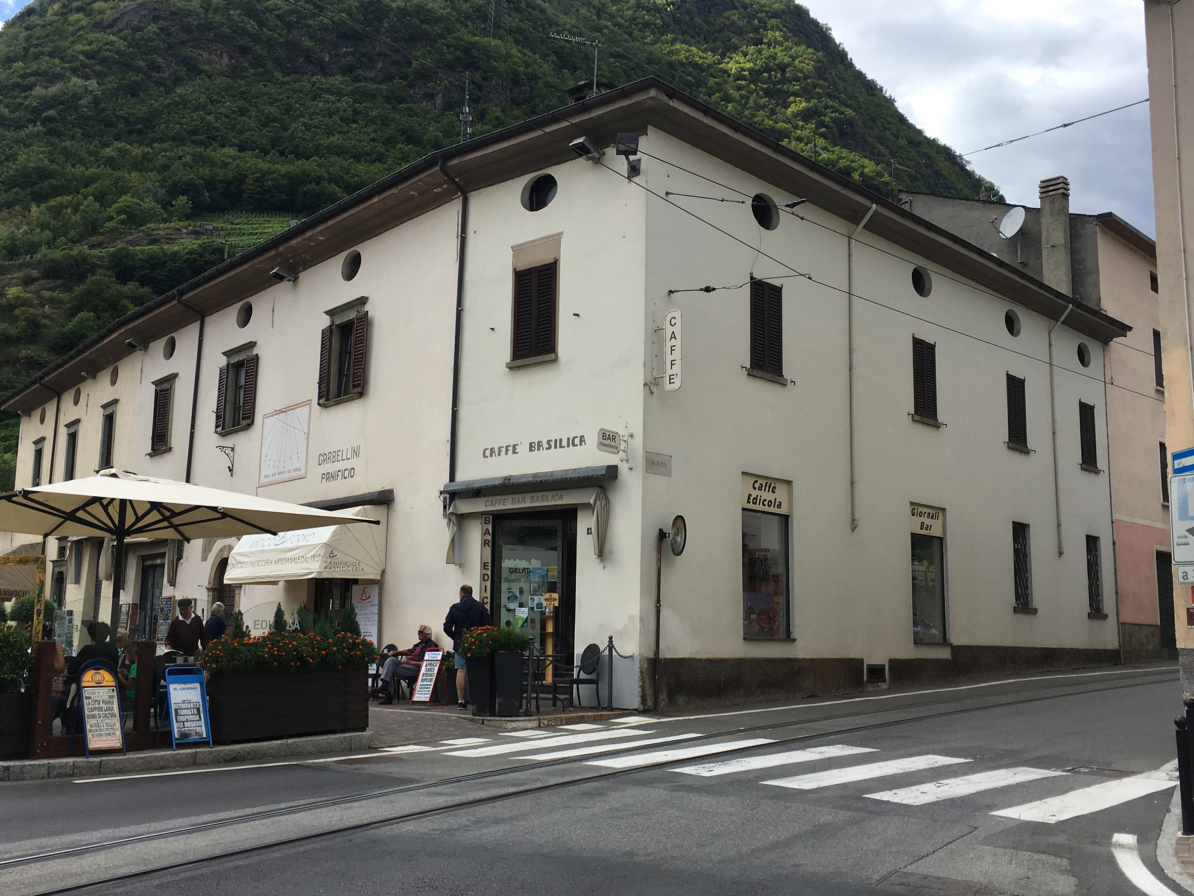 [Casa d'abitazione e botteghe in Piazza della Basilica, 42,38,39,40,41,43,44]
