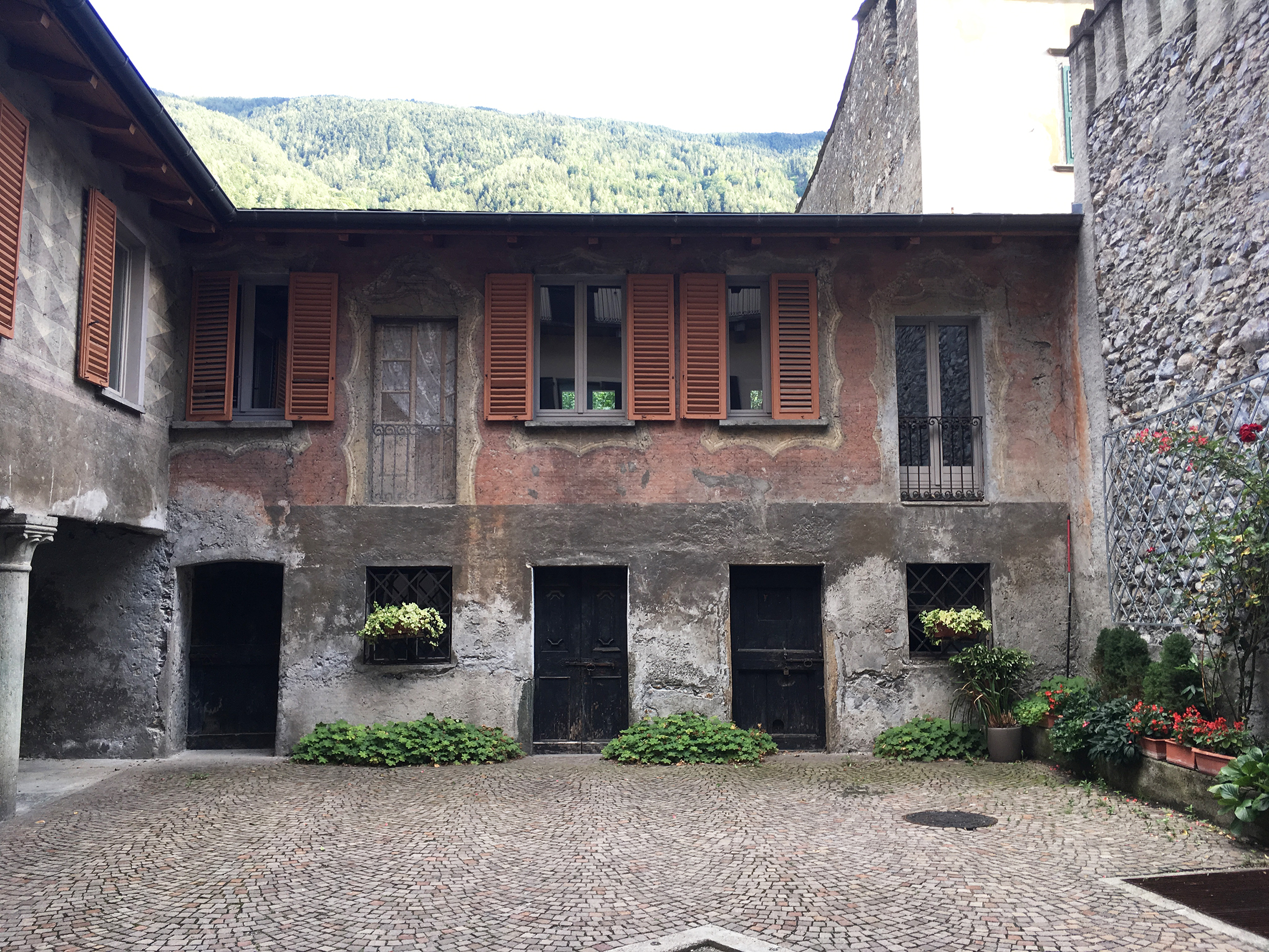 [Casa d'abitazione nel cortile interno in Via Visconti Venosta, 4 ]