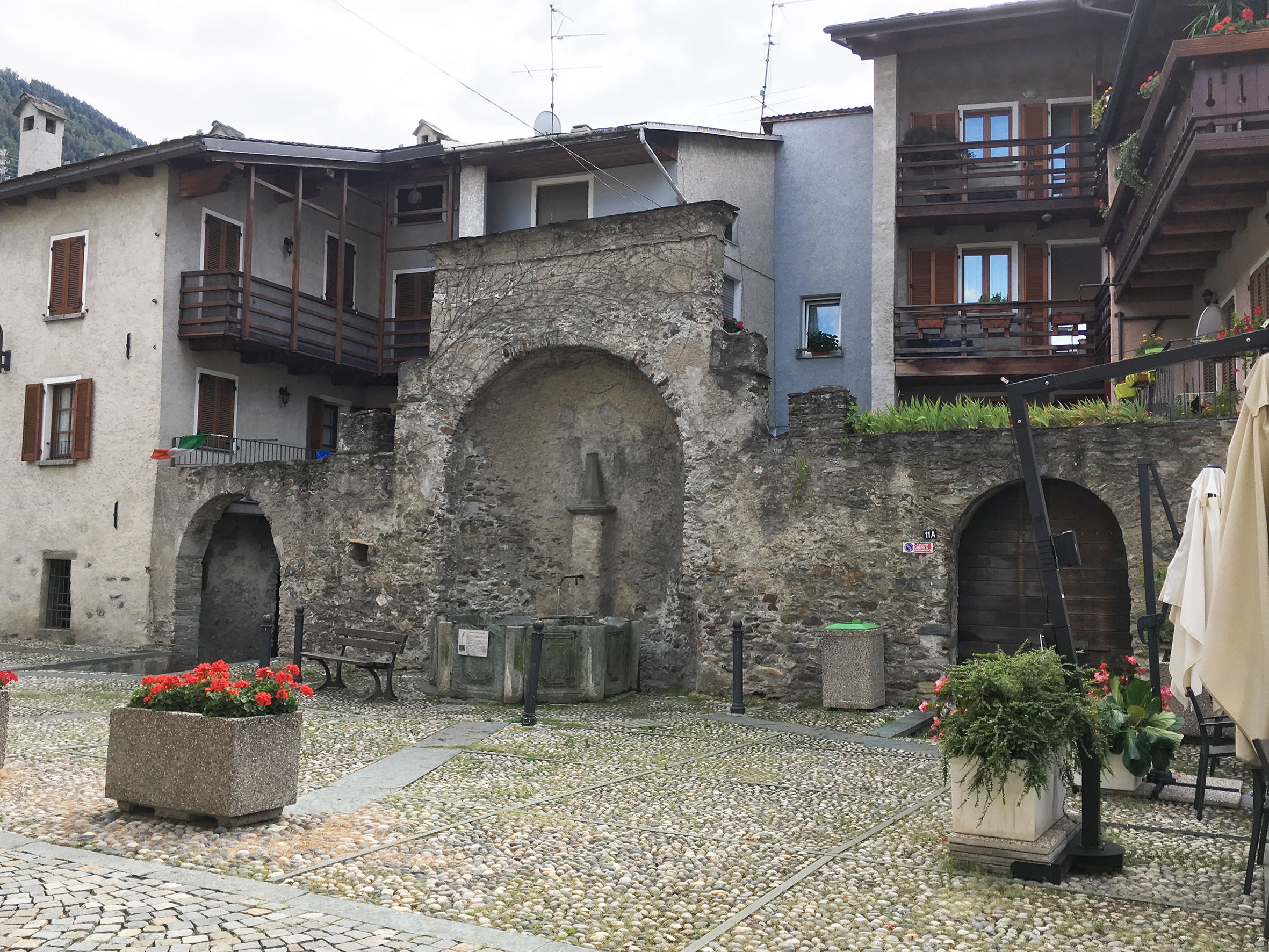 [Fontana in Piazza Parravicini]