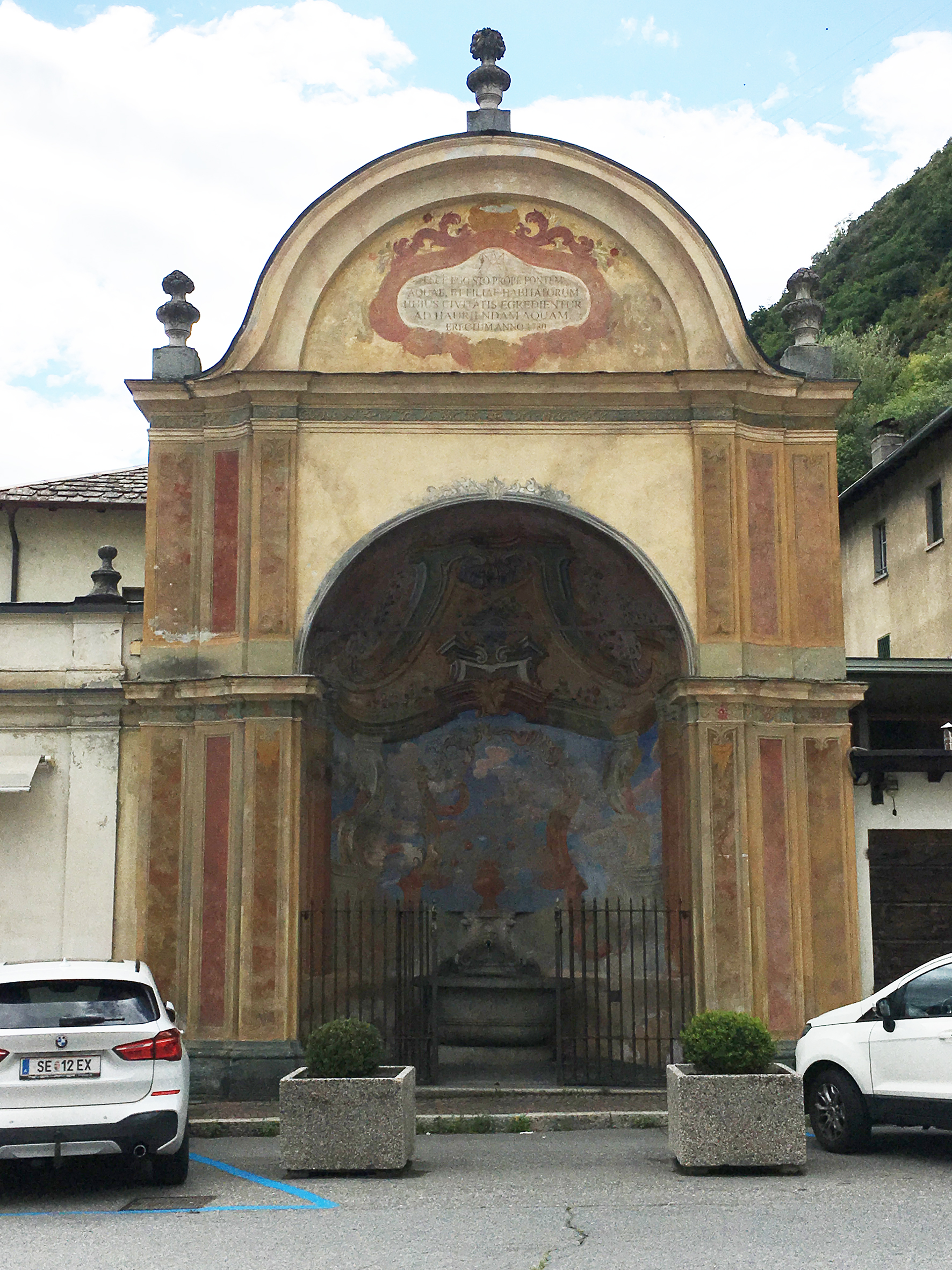 [Fontana in Piazza della Basilica]