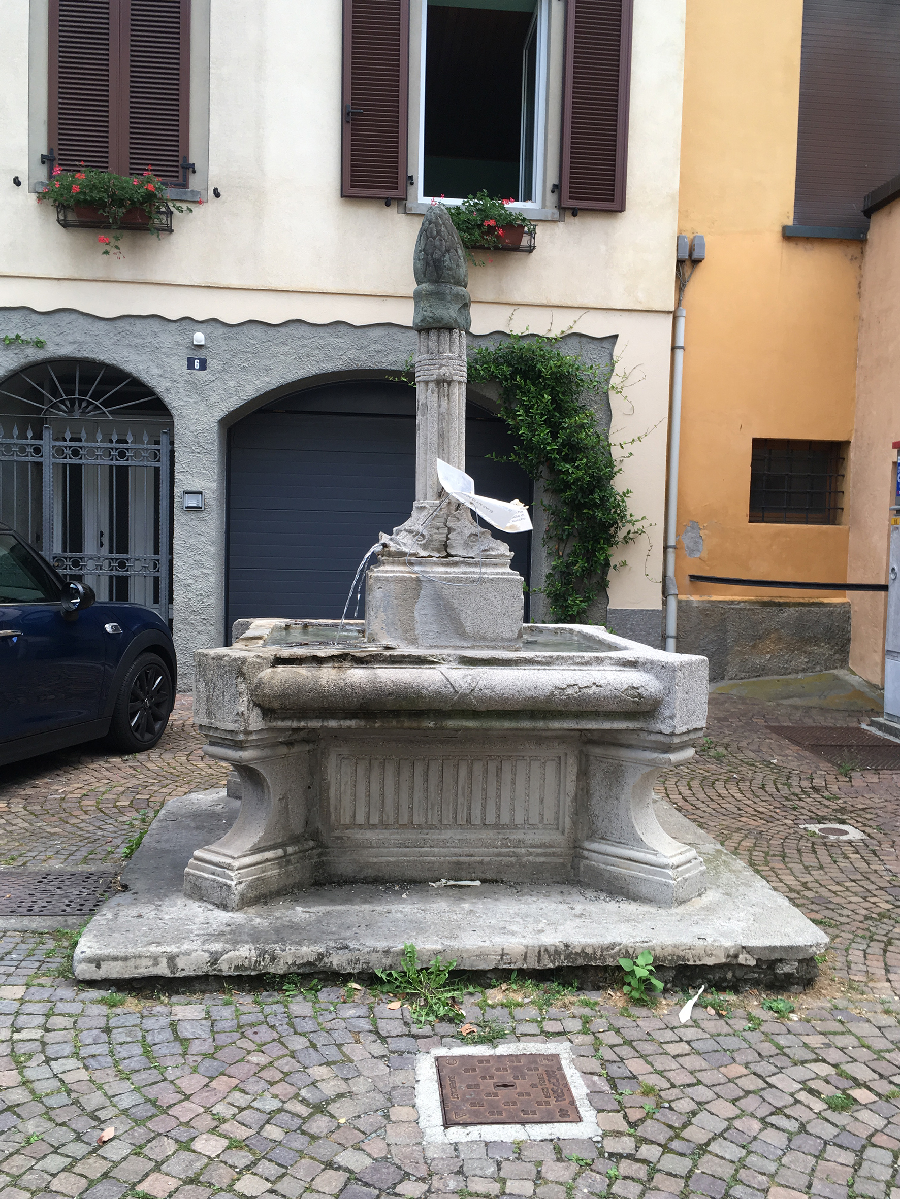 [Fontana in Via Salis]