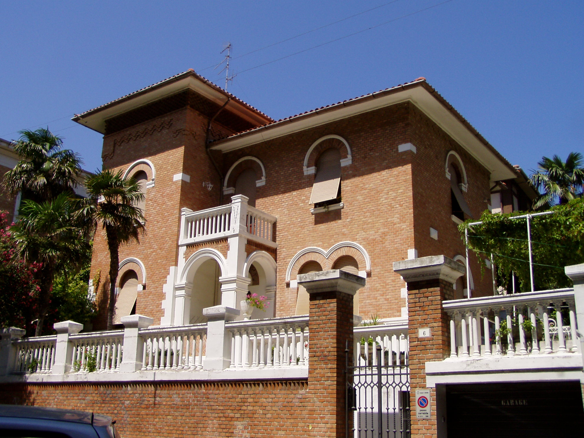 Villino in stile neoromanico