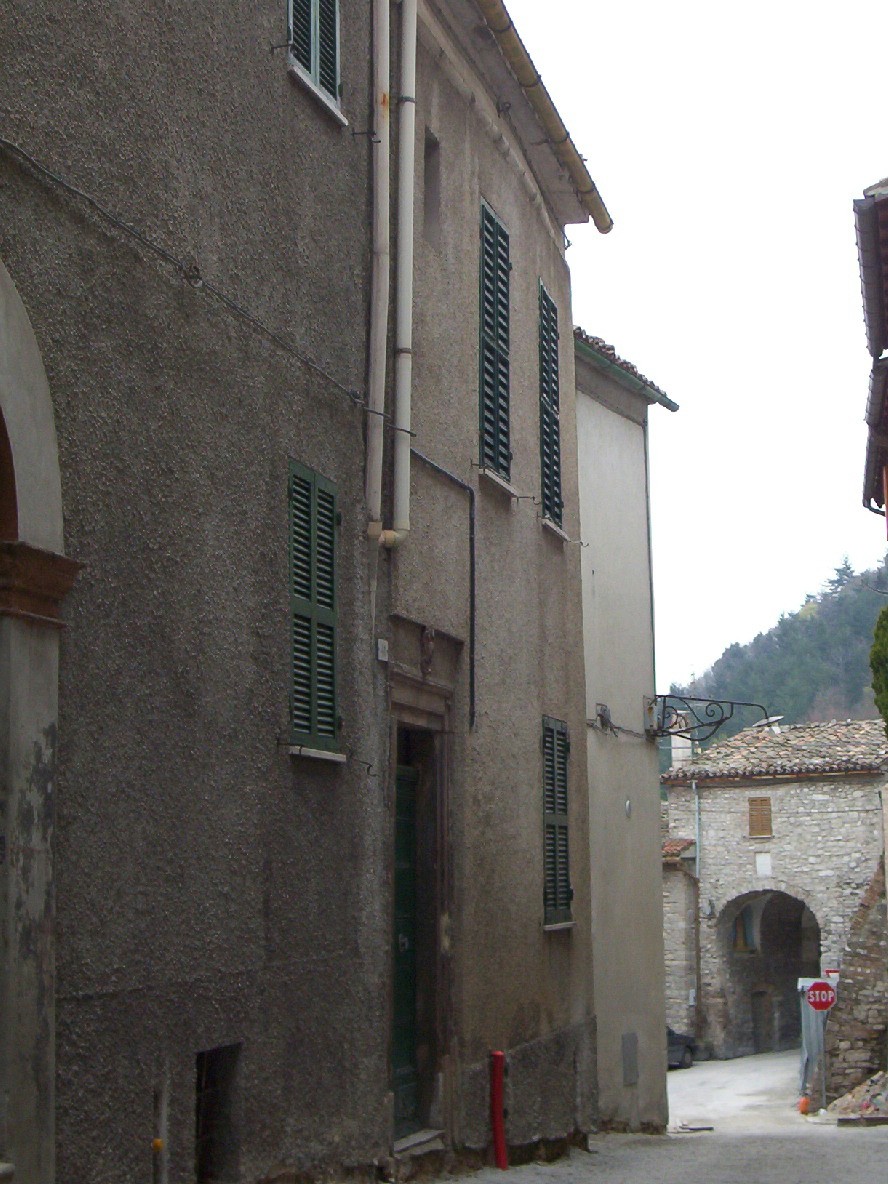 Casa a schiera con portale cinquecentesco