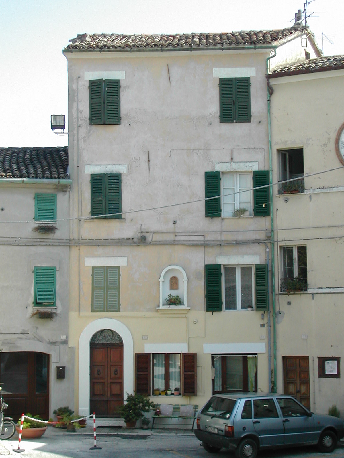 Casa con edicola votiva