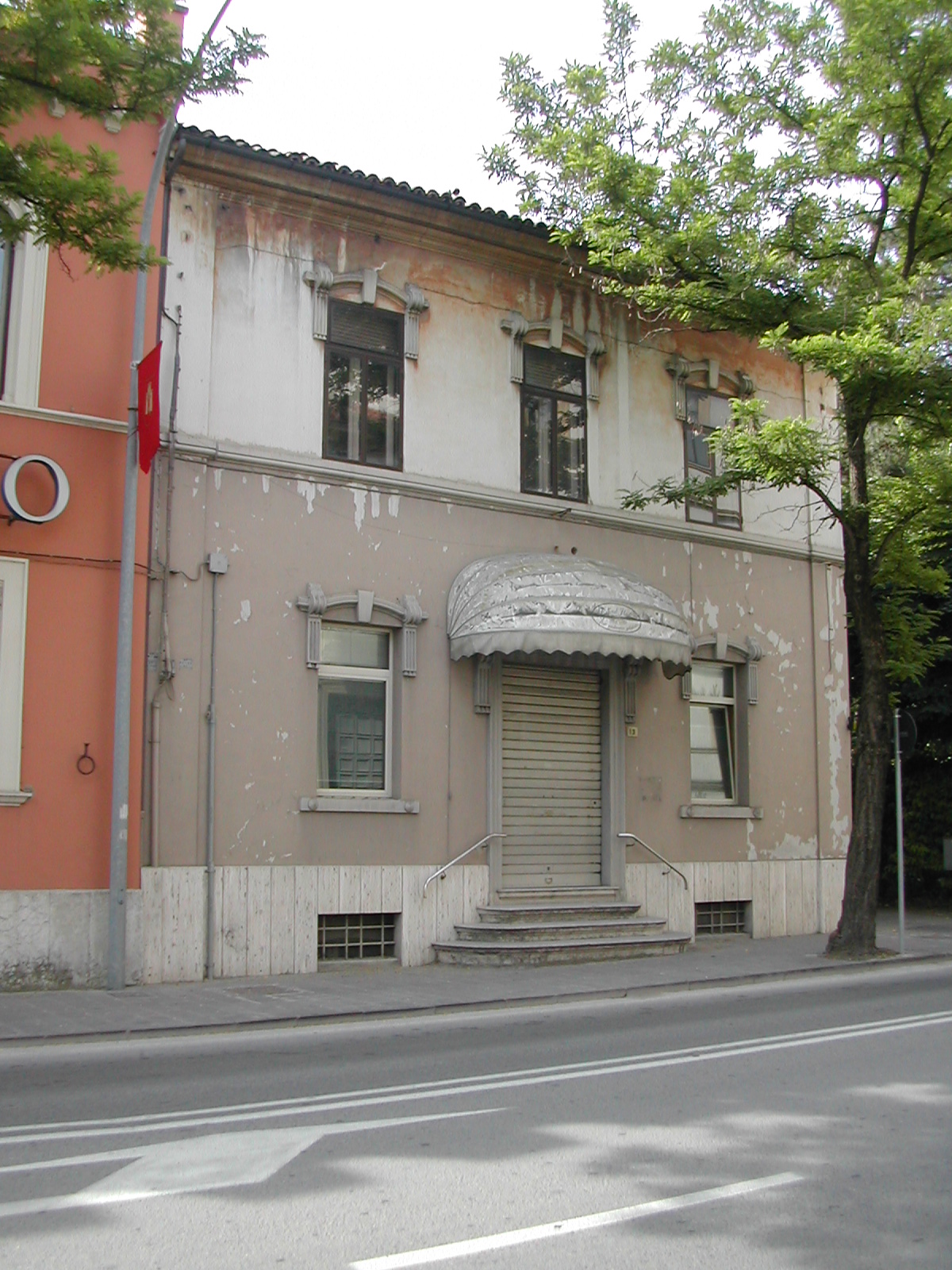 Palazzina per appartamenti e servizi