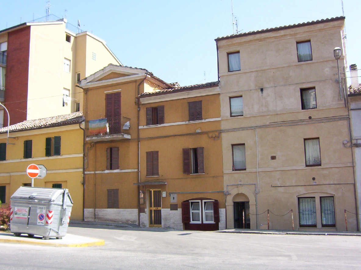 Casa a schiera con timpano