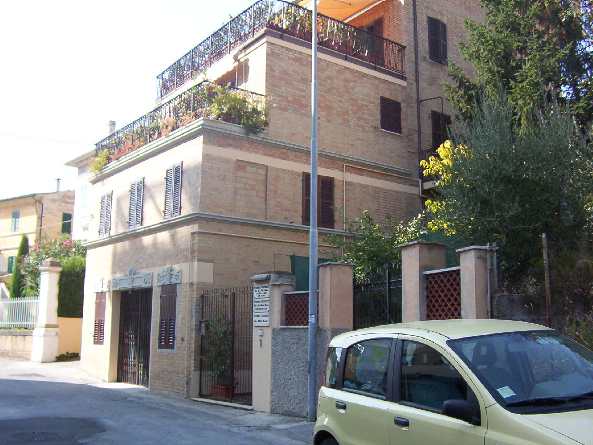Casa con fregio