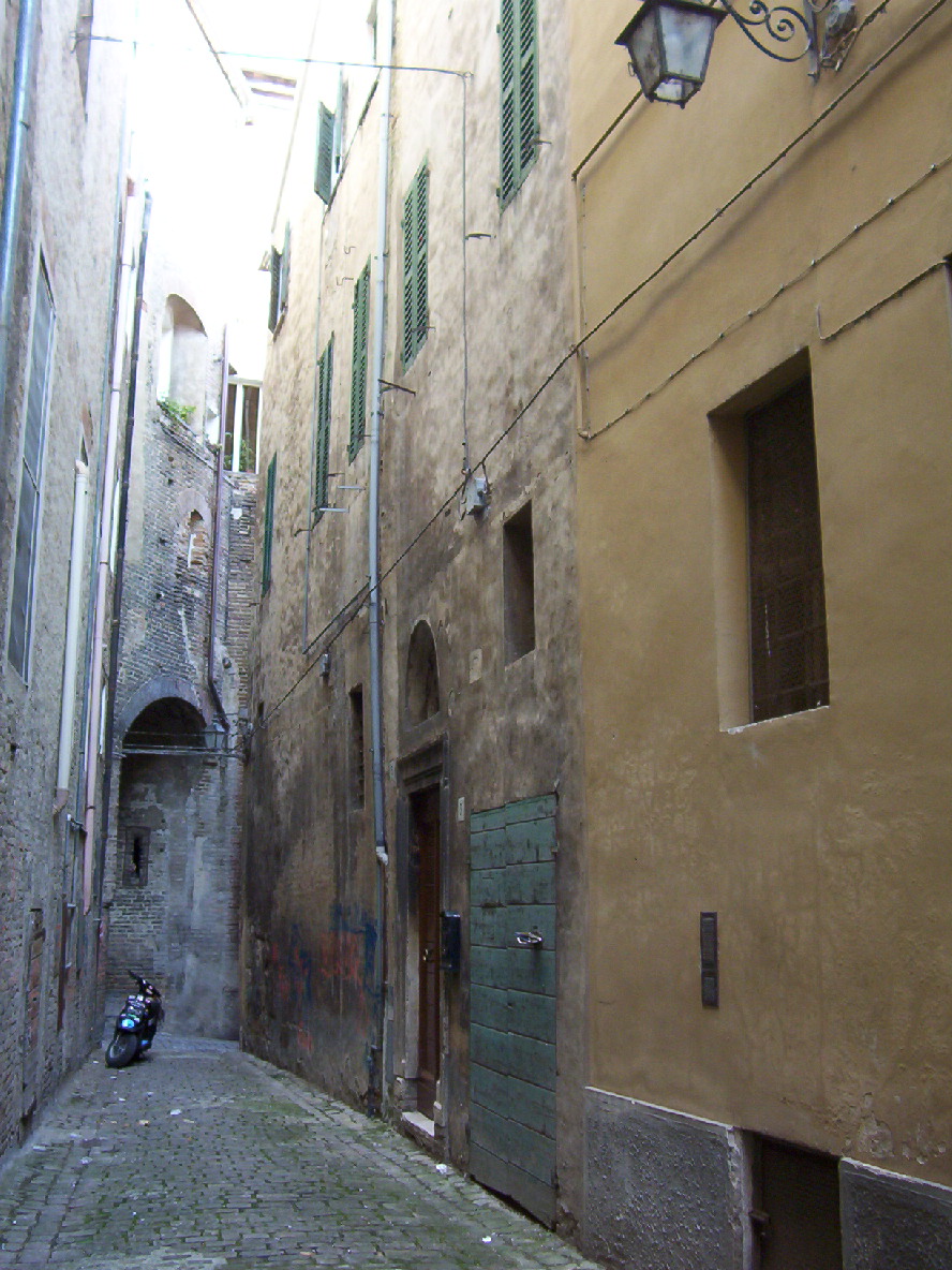 Casa con portale cinquecentesco