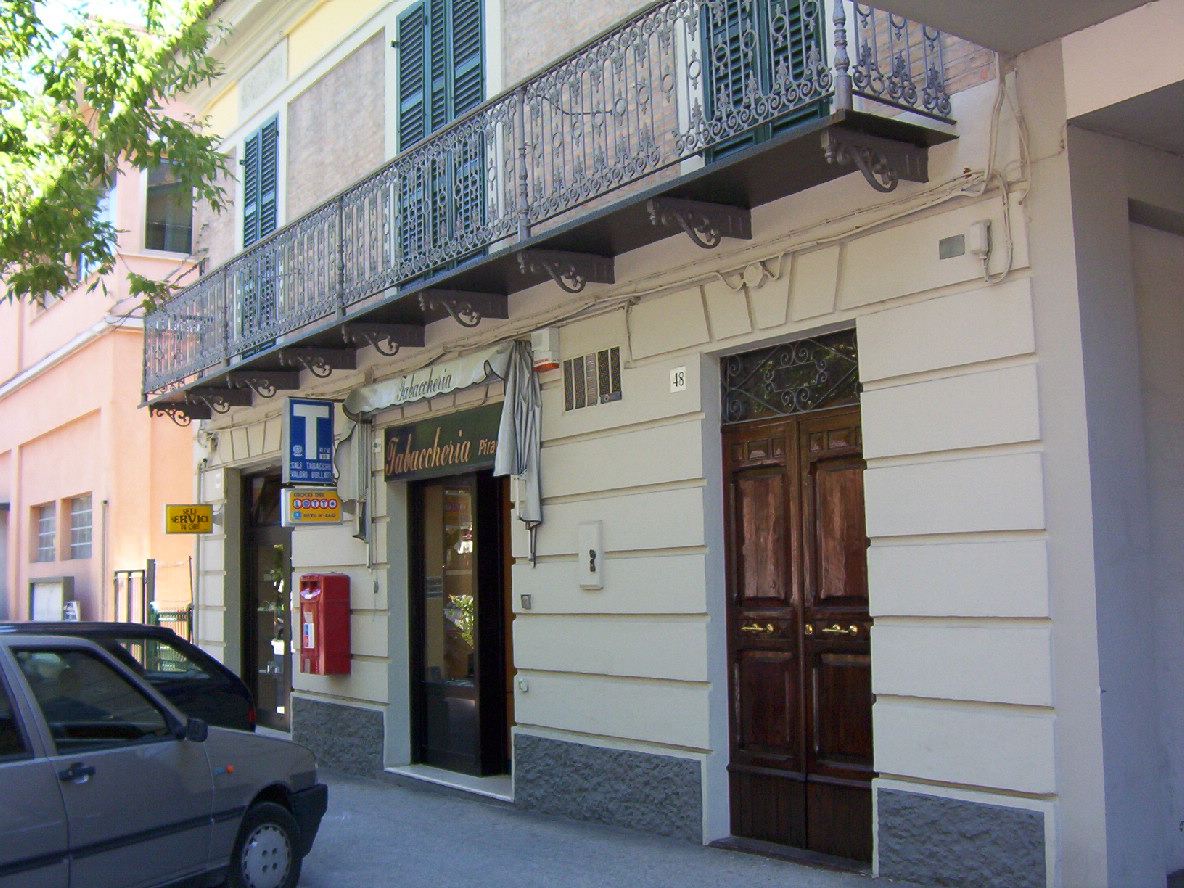 Casa in linea con balcone