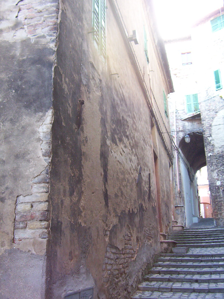 Casa in linea con finestra quattrocentesca