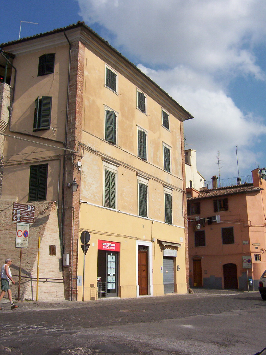 Casa in linea sulle mura