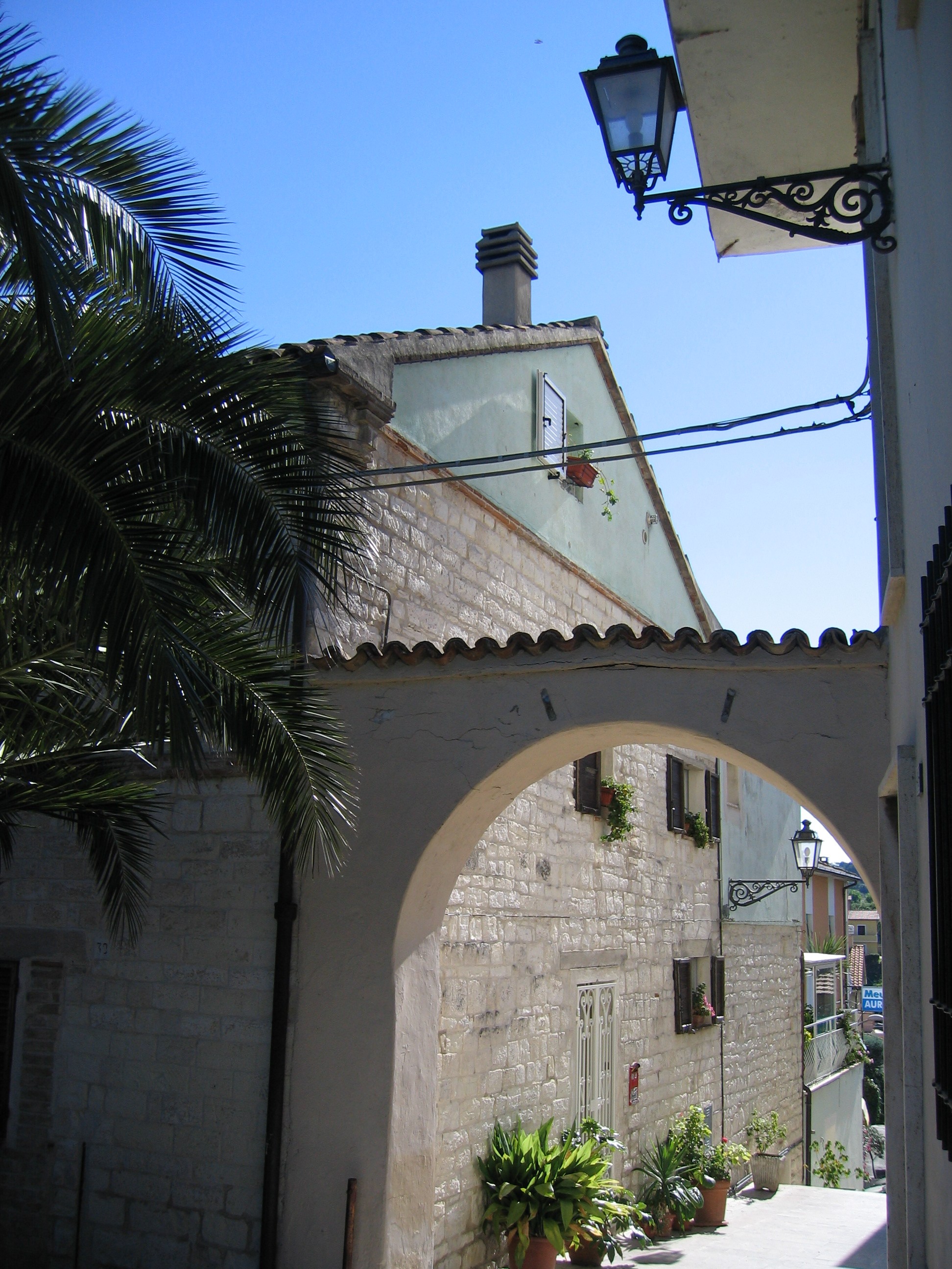 Casa schiera con arco