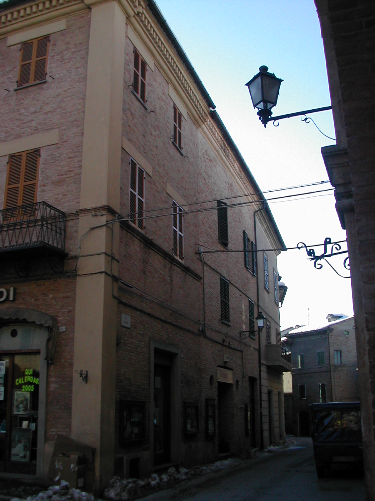 Palazzetto in P.zza dei Martiri, 13