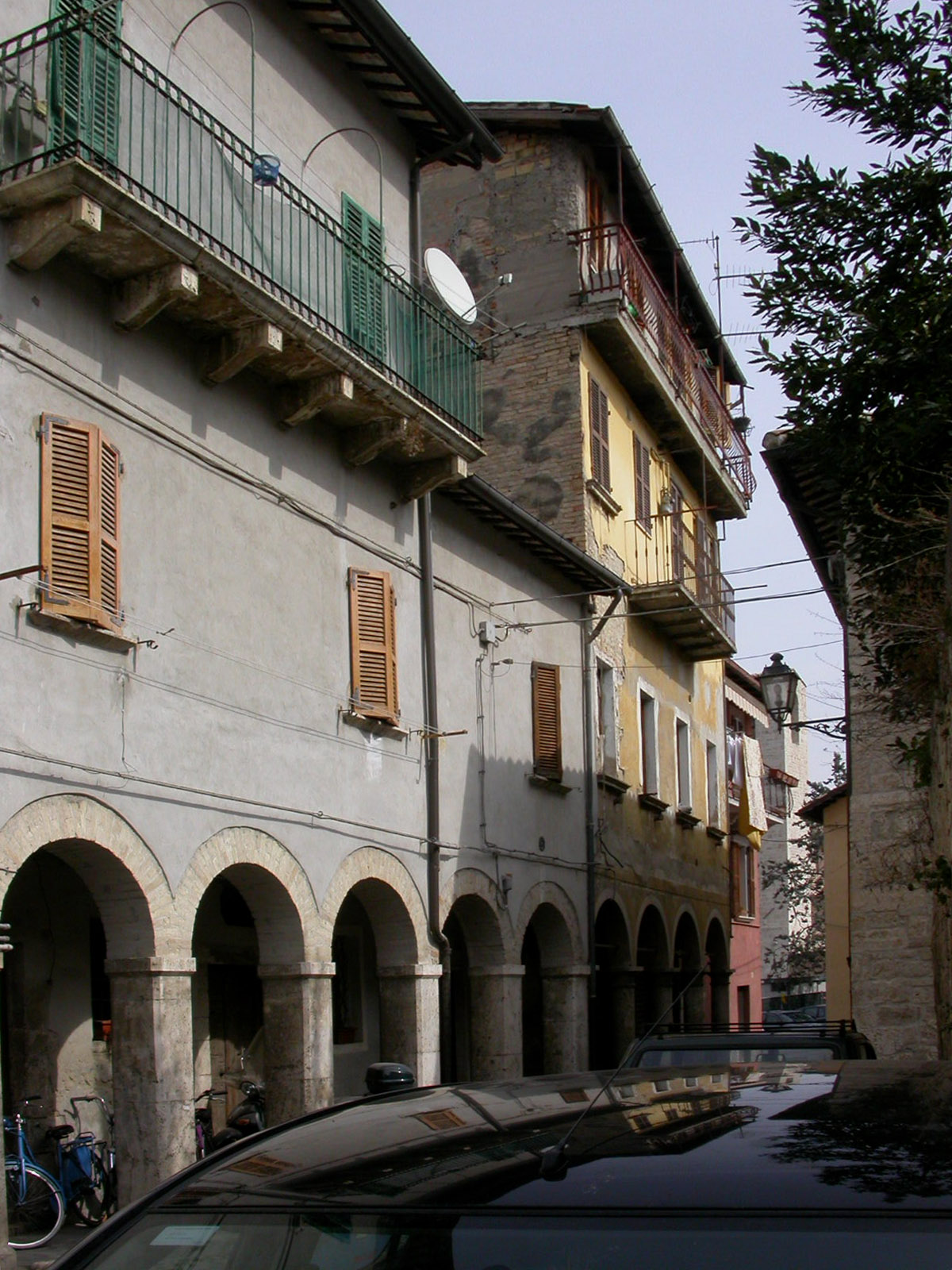 Casa a schiera con portico