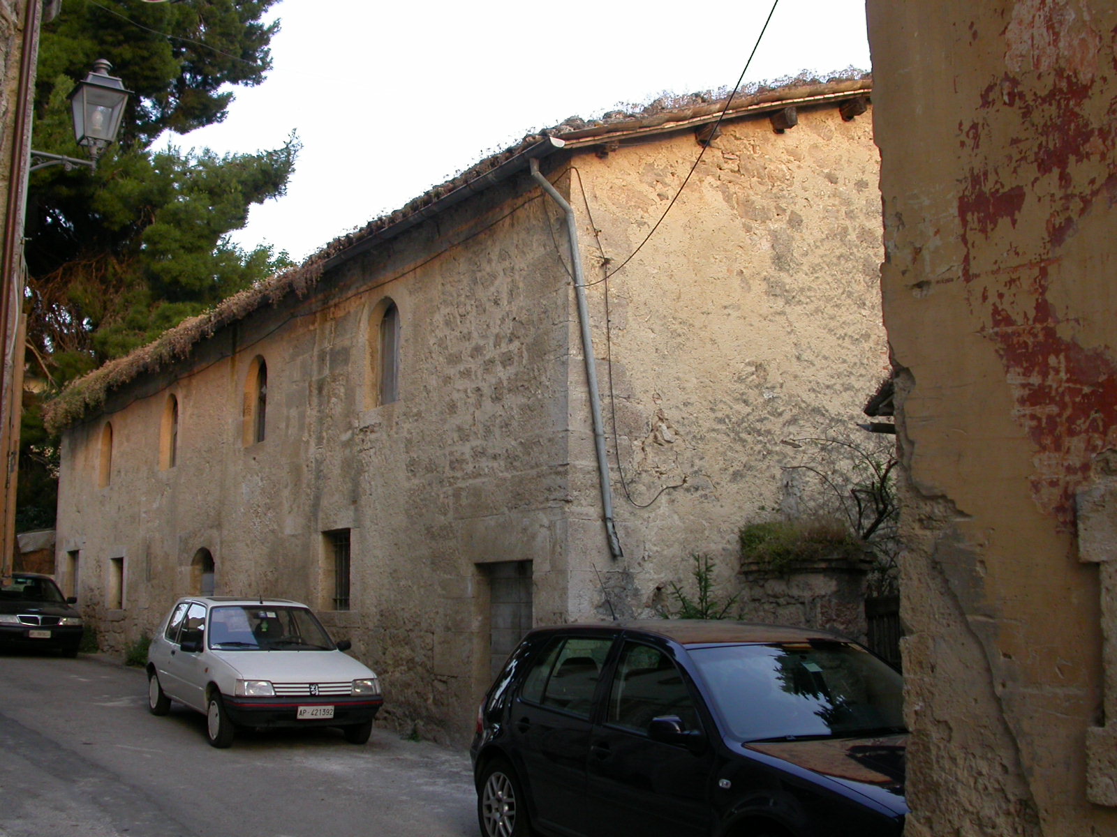 Casa con finestre ad arco