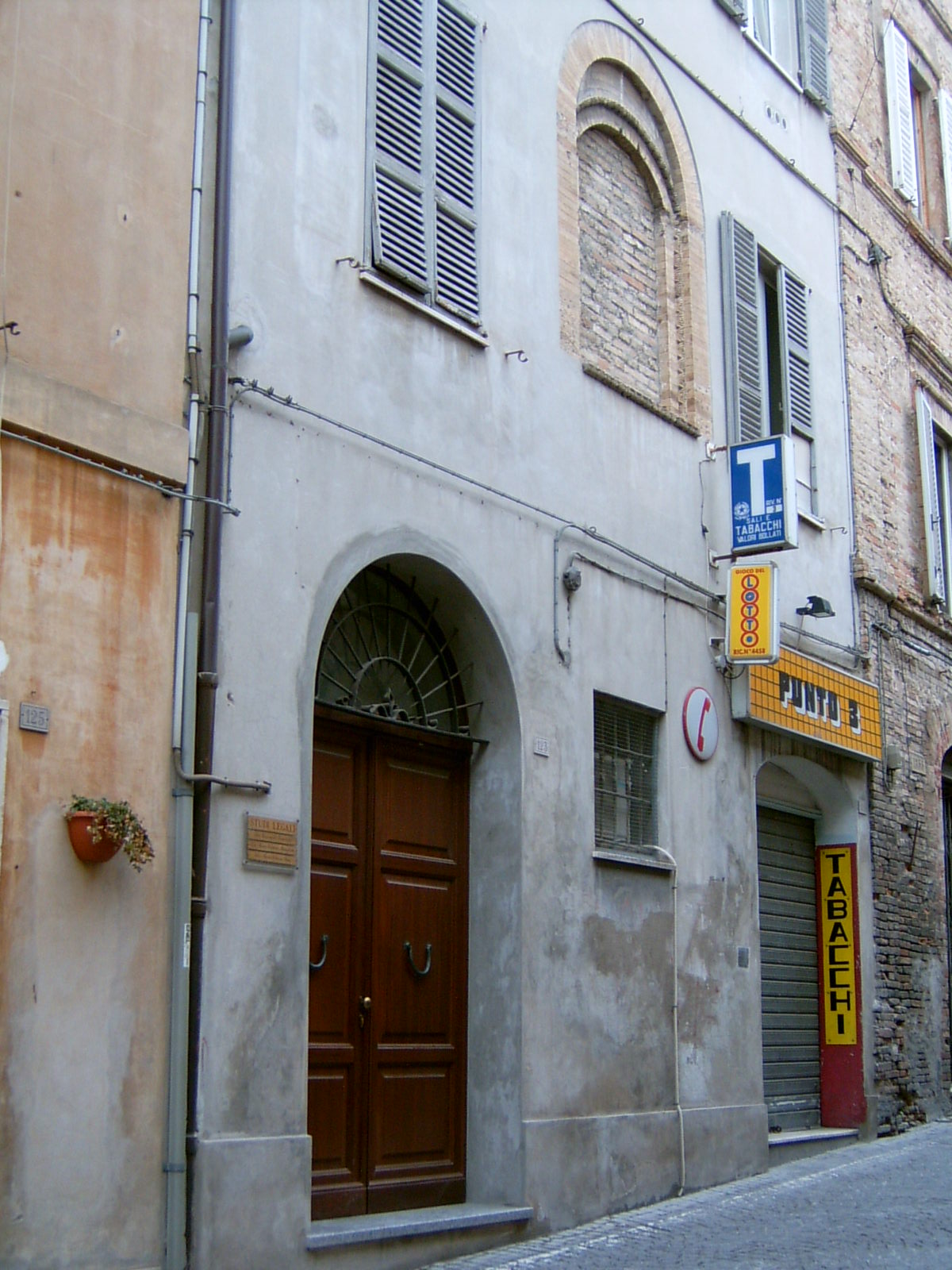 Palazzetto con arco romanico