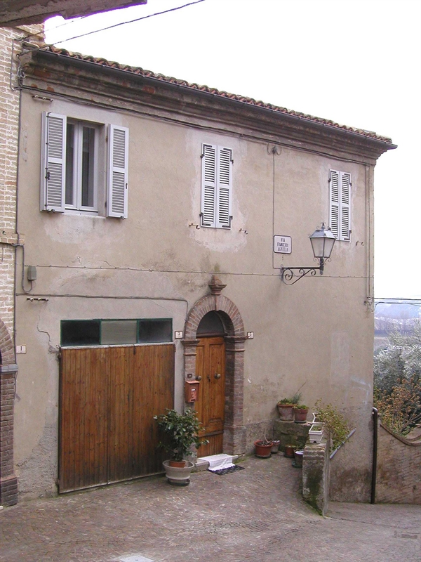 Casa con cinque finestre a sesto acuto