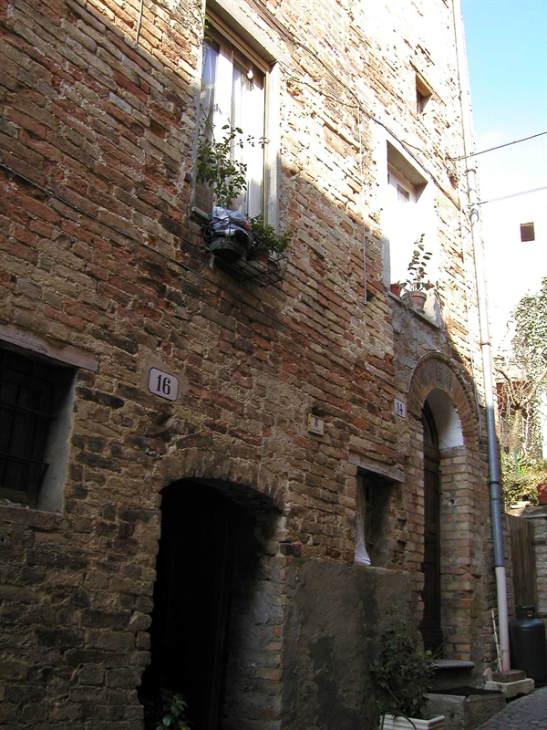 Casa del sec. XV con ghiera in laterizio