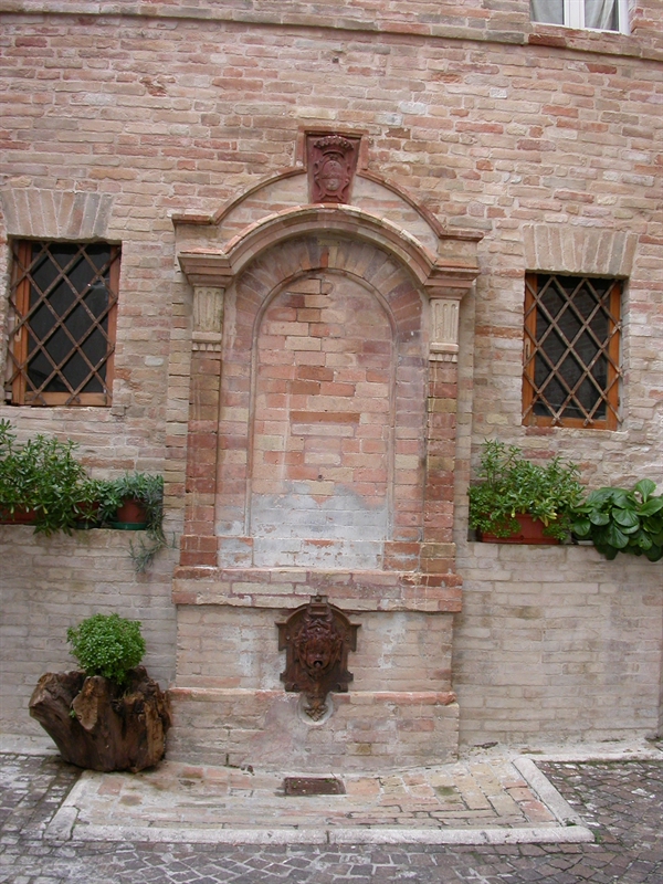 fontana, pubblica