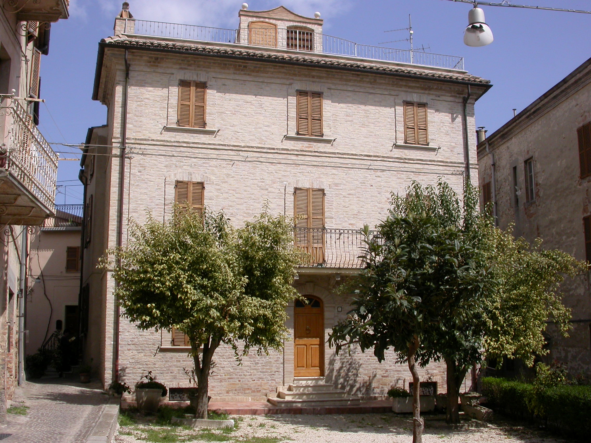 Palazzetto in piazza Sigismondo Damiani