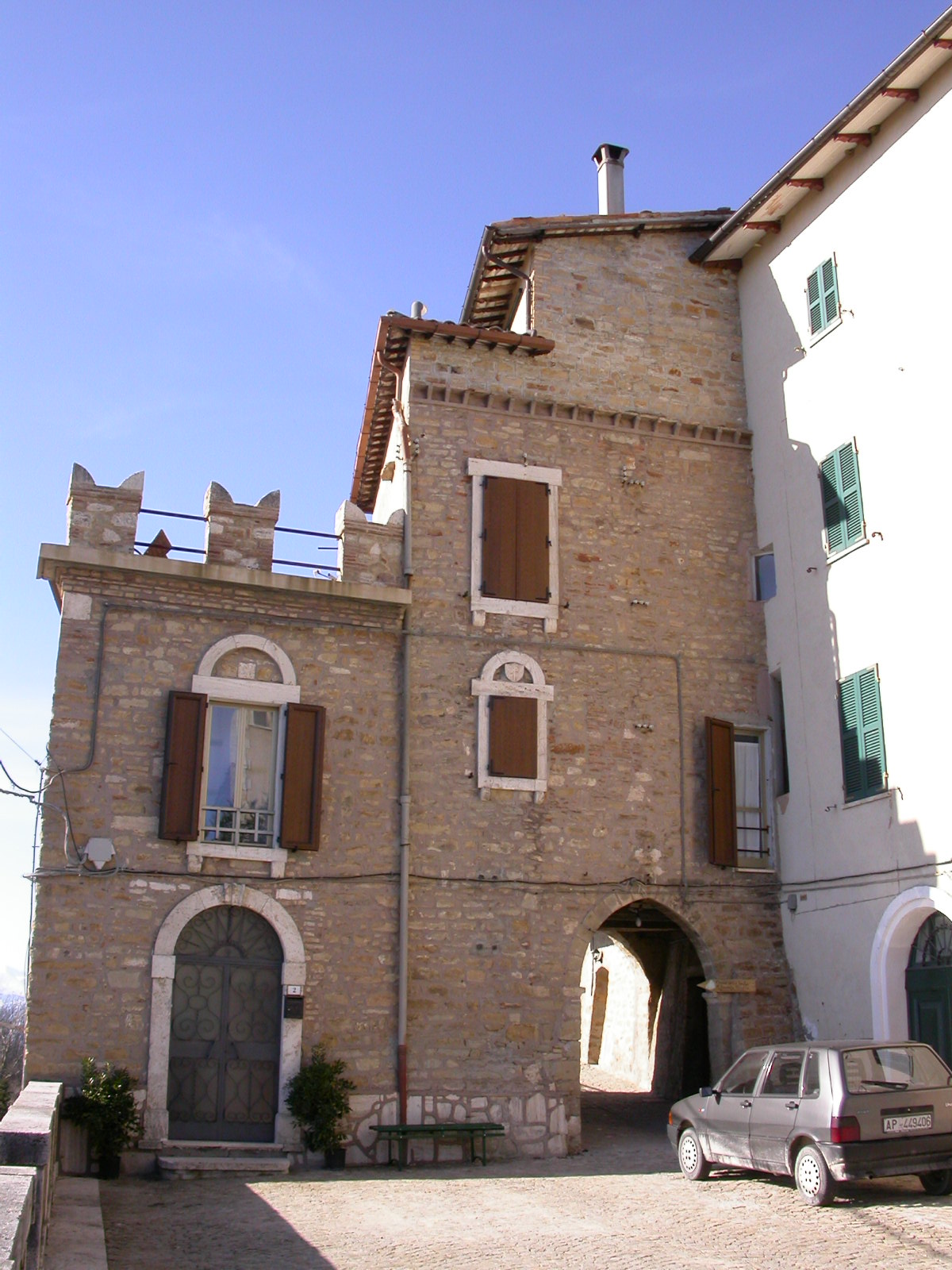 Casa-torre con porta urbica