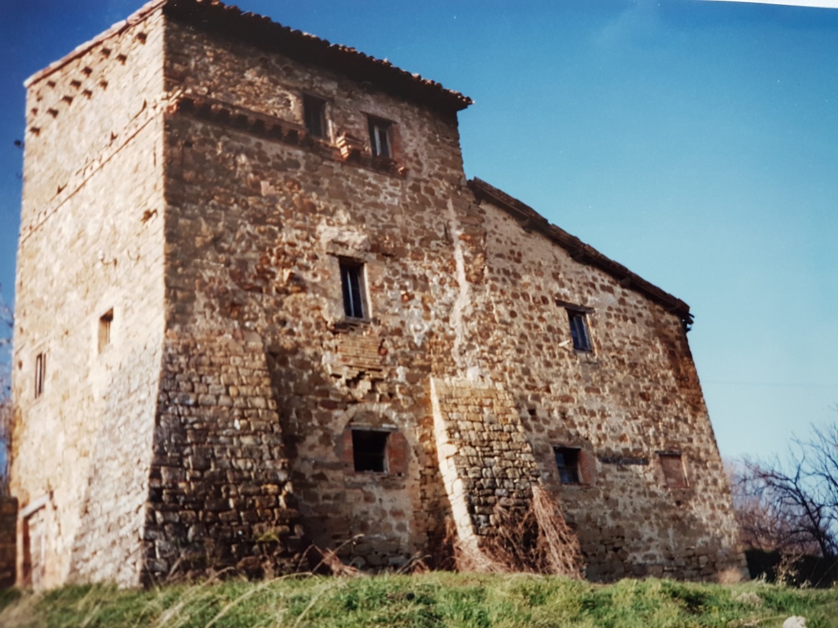 Casa con torre colombaia