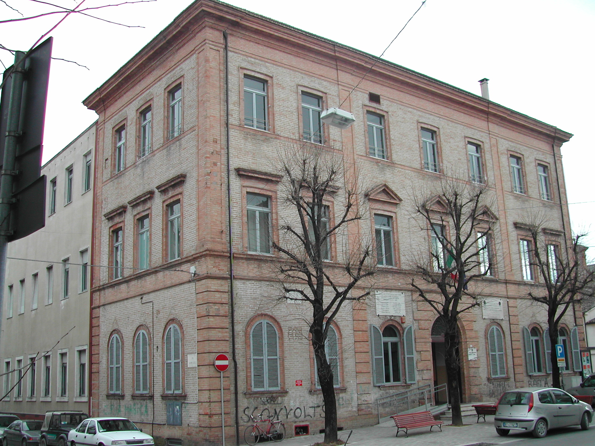 Istituto tecnico commerciale `L. Einaudi`