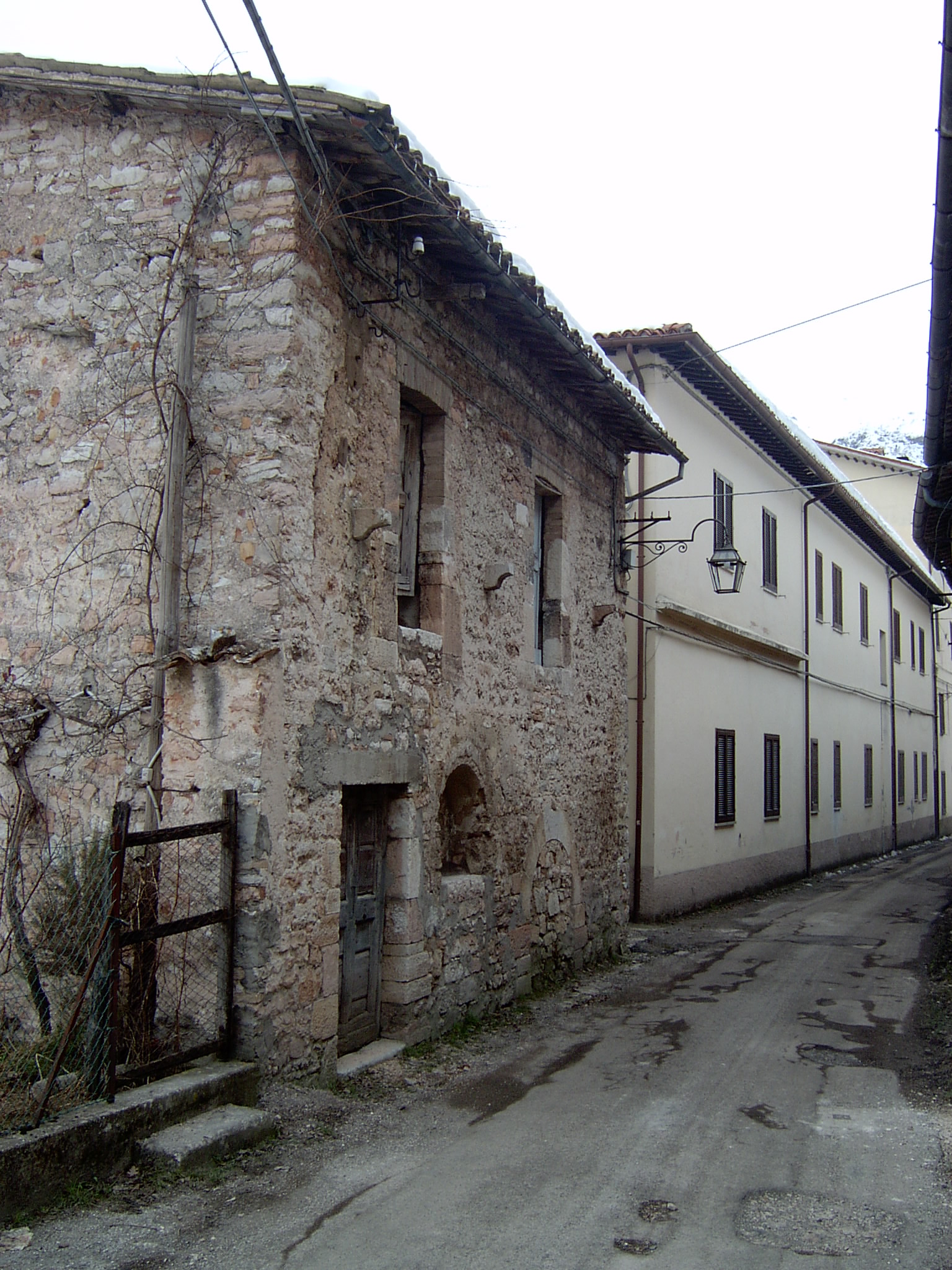 Casa isolata con edicola