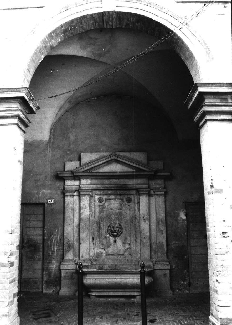 Fontana pubblica