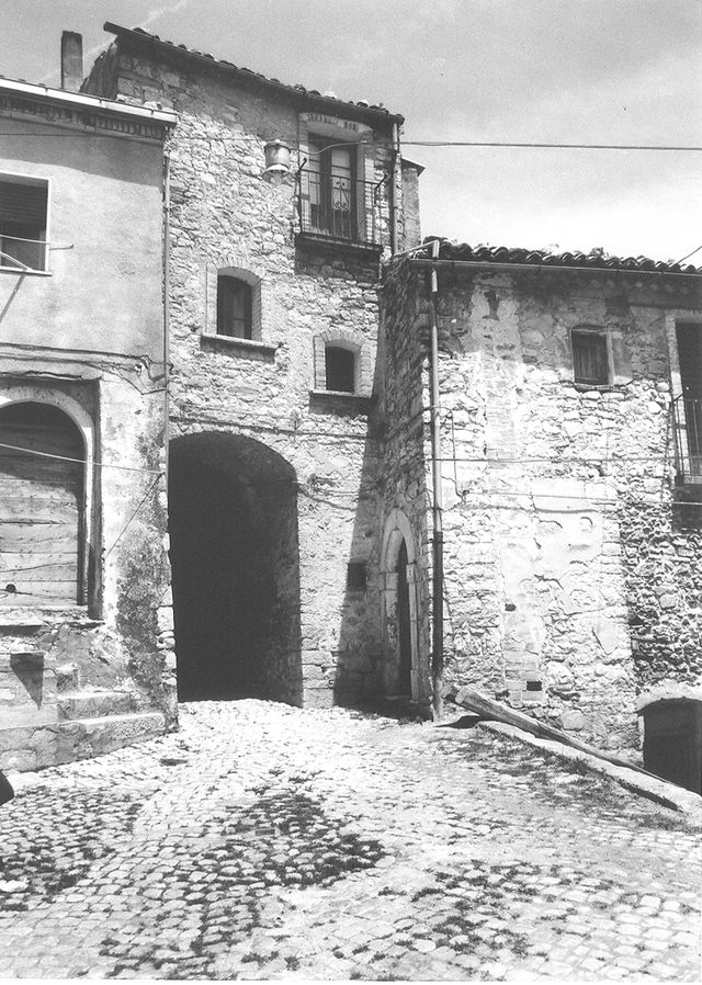 casa, a schiera, plurifamiliare, con supportico