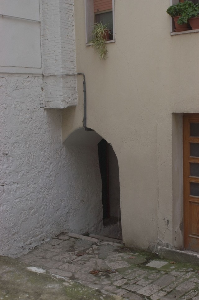 casa, a schiera, con porta urbica