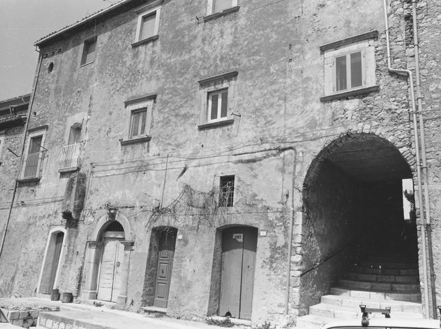 palazzo, plurifamiliare, con supportico