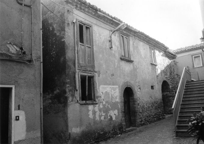 Casa e Porta Grande )