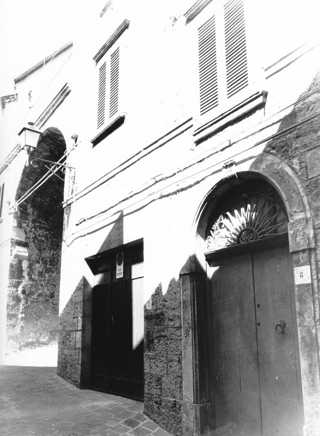 casa, a blocco, con supportico