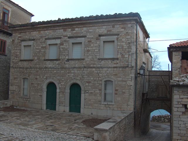 Casa Mastromonaco e Porta Castello o del Cornicchio