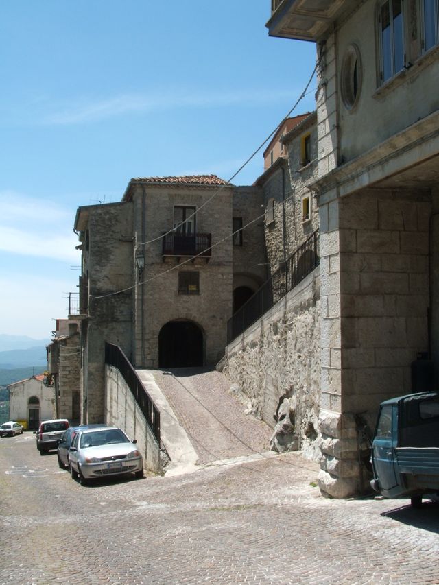 complesso di edifici, con passaggio voltato