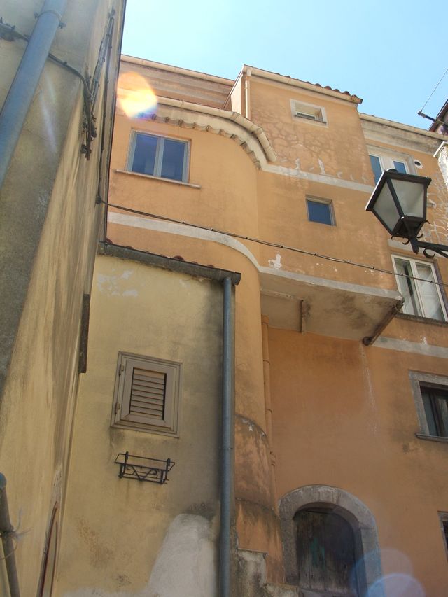 complesso di edifici, con passaggio voltato, plurifamiliare