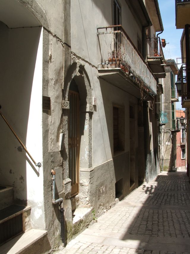 casa, plurifamiliare, con supportico
