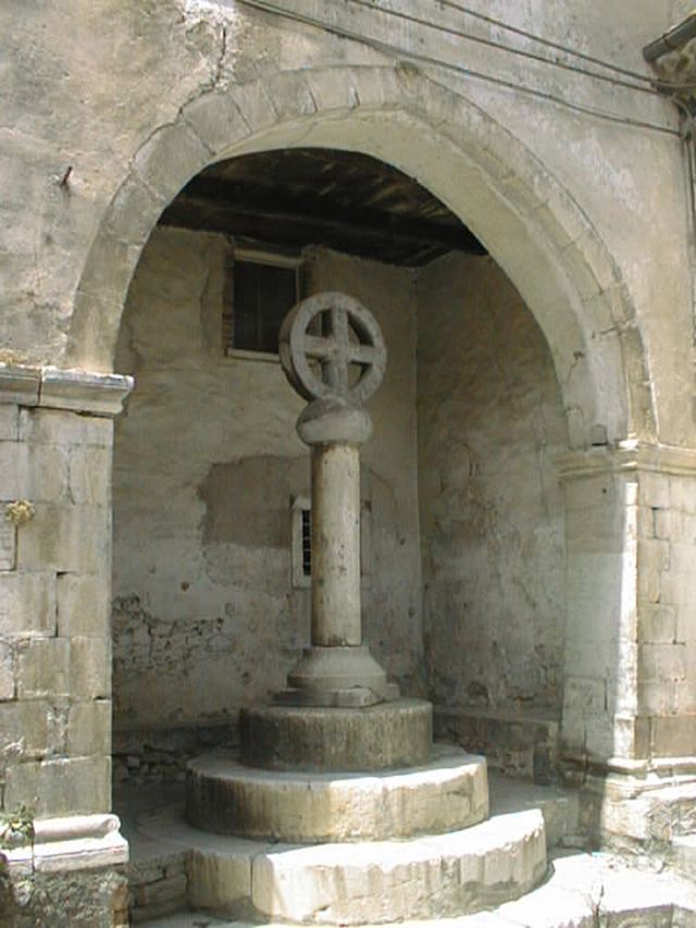 casa con arco e croce viaria