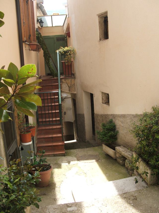 edifici, collegati da supportici