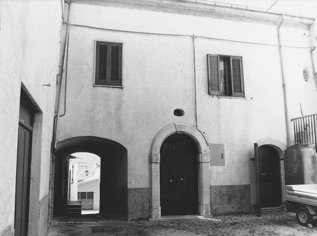 casa, a blocco, con supportico
