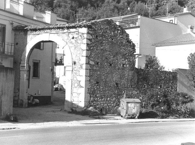 Corte pertinenziale complesso abitativo-Porta