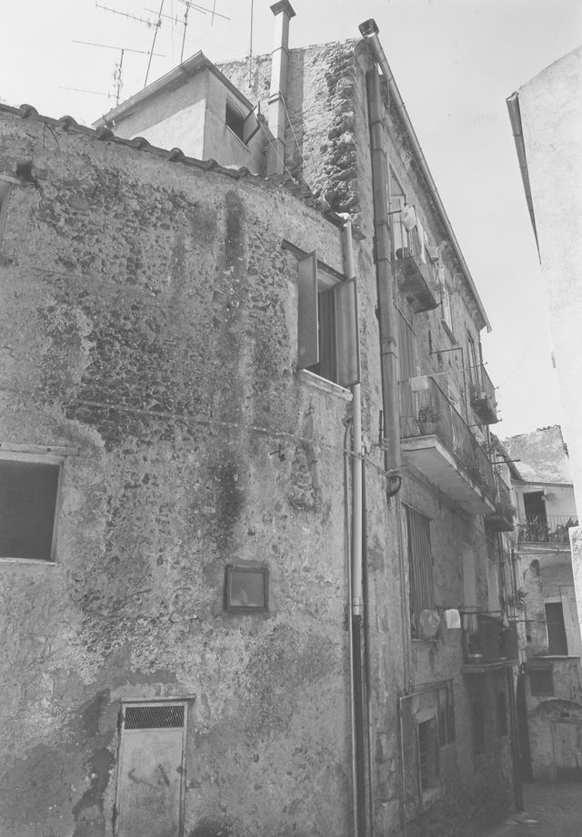 casa, plurifamiliare, con supportico