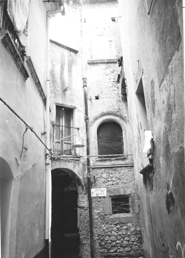 palazzo, plurifamiliare, con supportico
