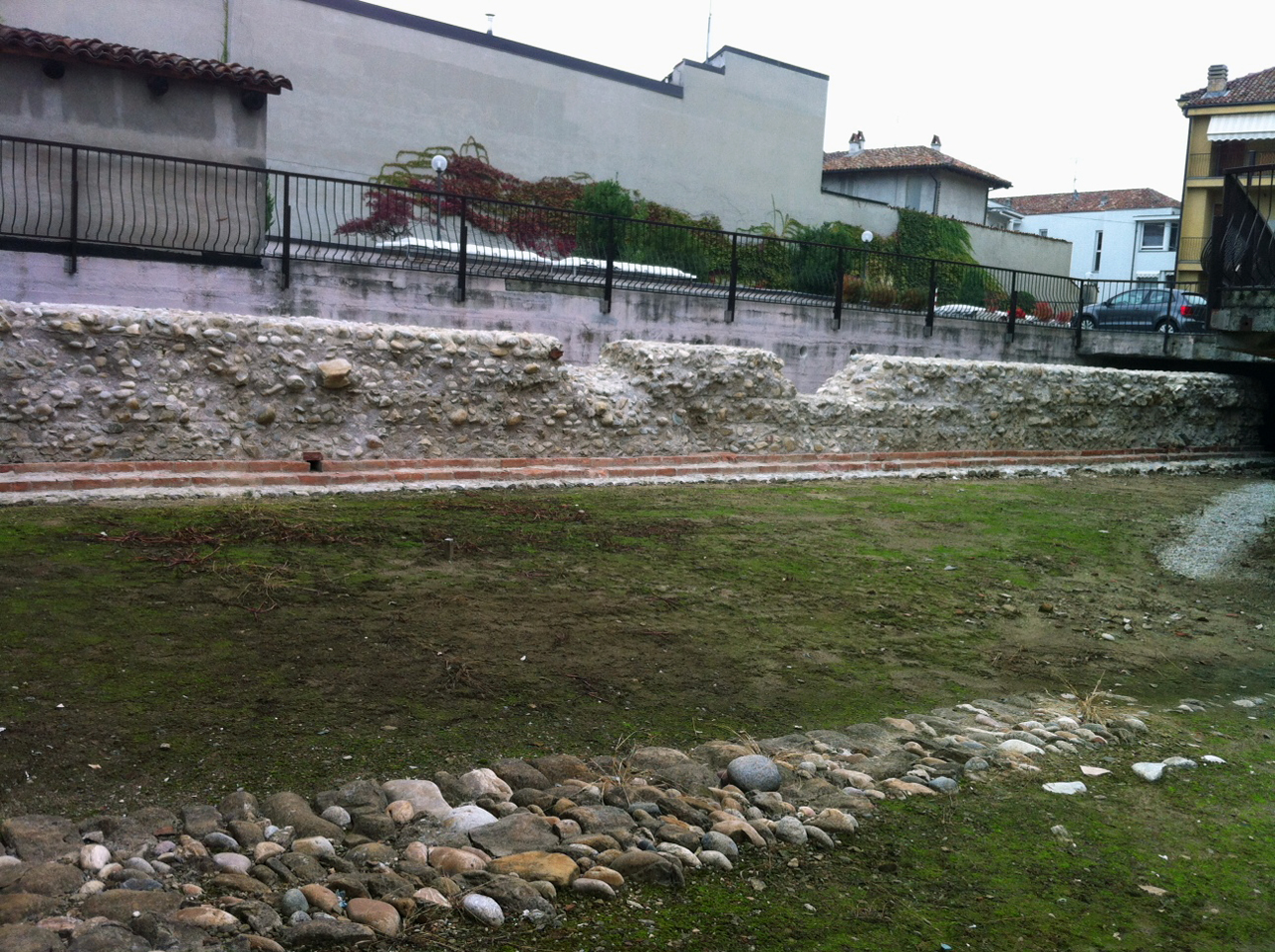 Tratto della cinta muraria di Alba Pompeia
