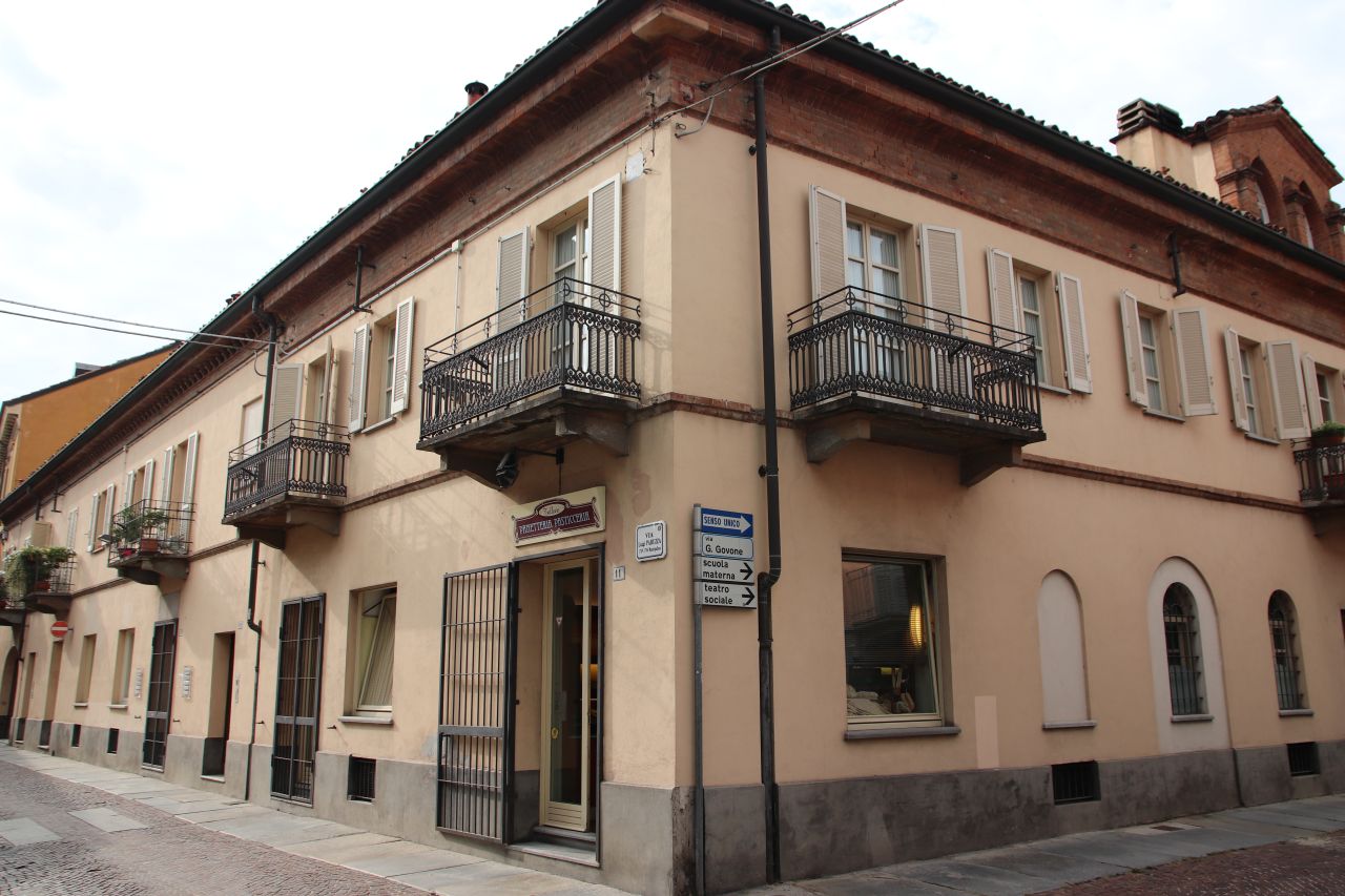 [Casa di affitto e botteghe in Via Generale Govone, 18]