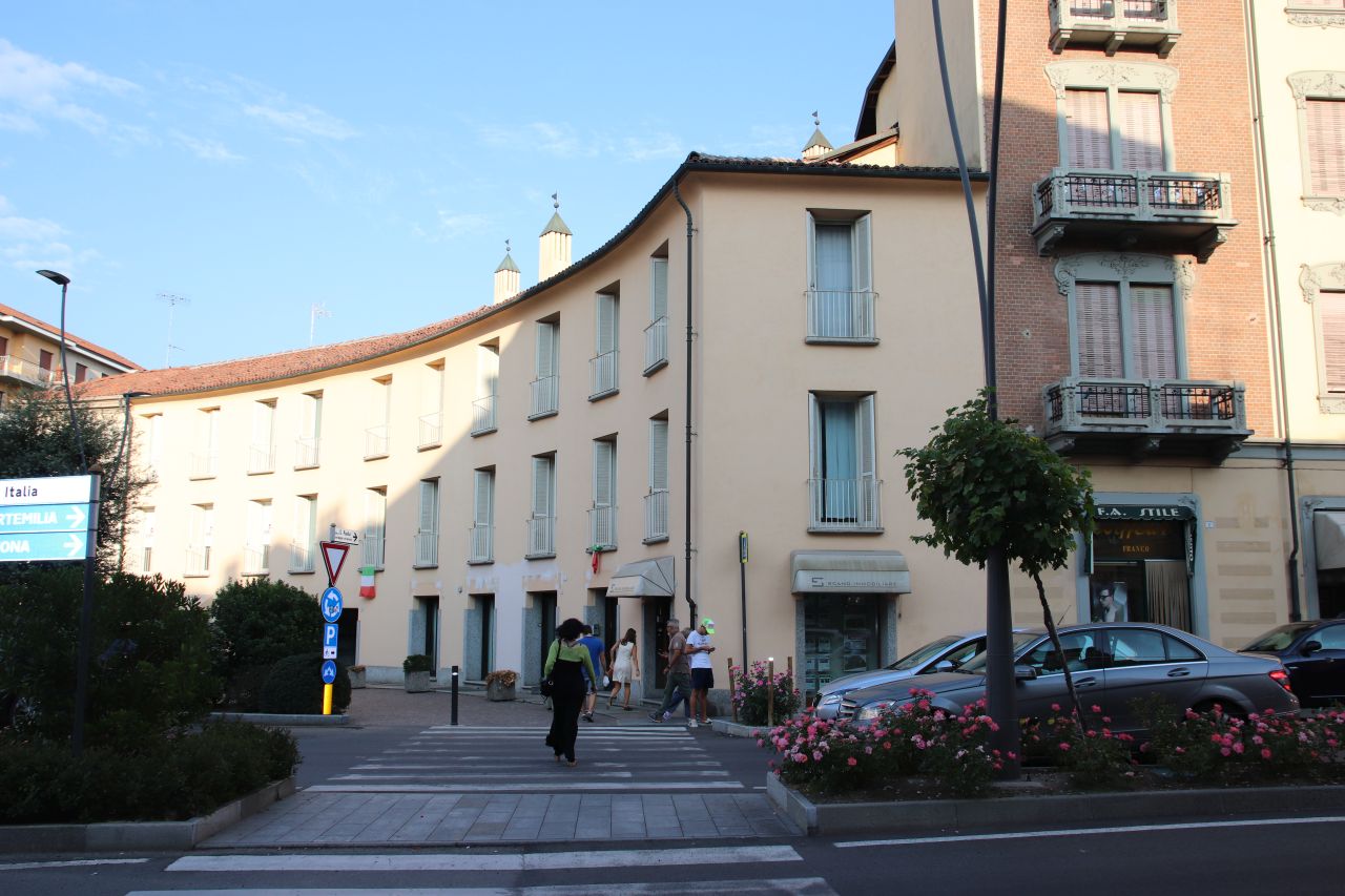 [Case in Piazza Michele Ferrero, 11]