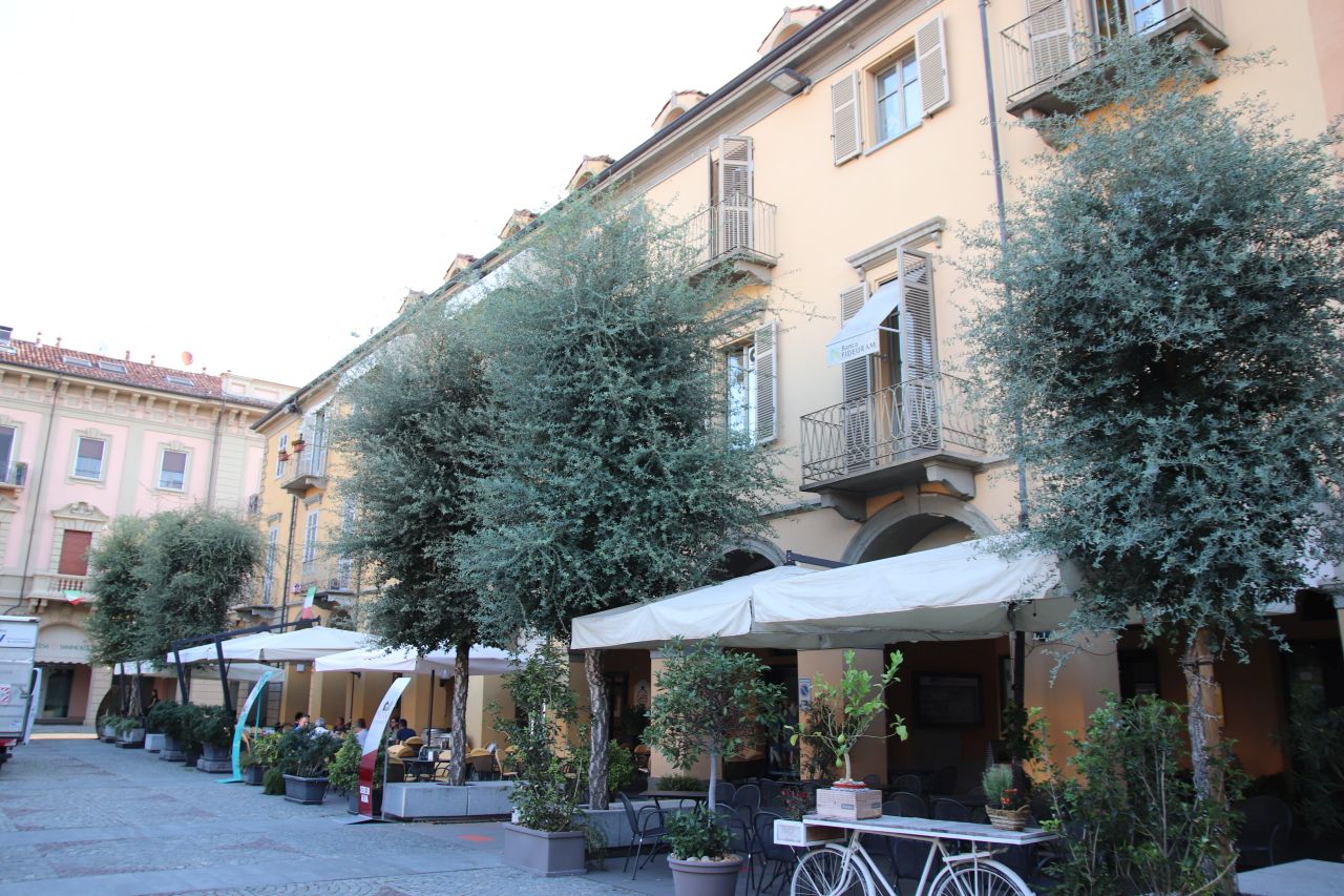 [Case in Piazza Savona, 1, 3, 5]
