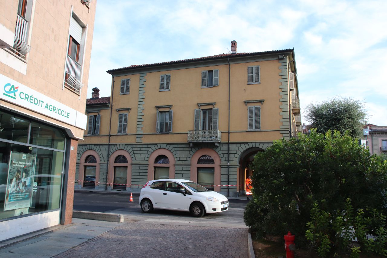[Palazzina in Piazza Michele Ferrero]
